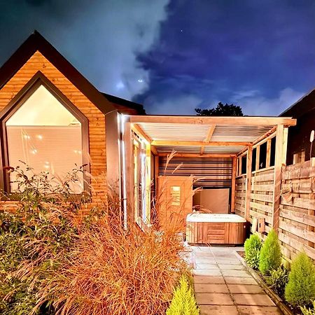 Tiny House With Sauna & Jacuzzi Near Amsterdam Vijfhuizen Bagian luar foto