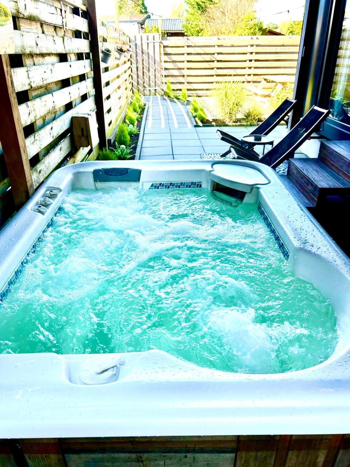 Tiny House With Sauna & Jacuzzi Near Amsterdam Vijfhuizen Bagian luar foto