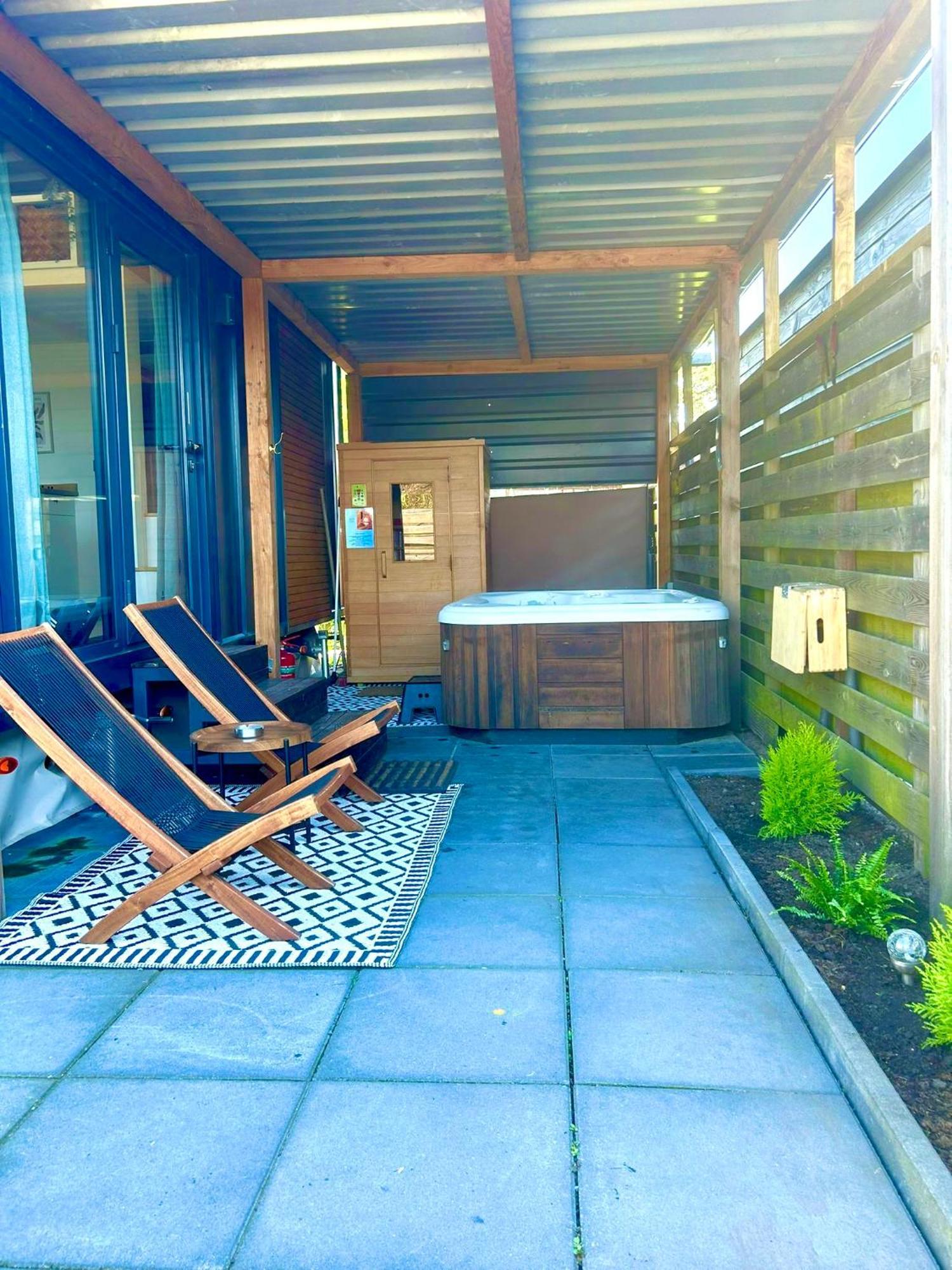 Tiny House With Sauna & Jacuzzi Near Amsterdam Vijfhuizen Bagian luar foto