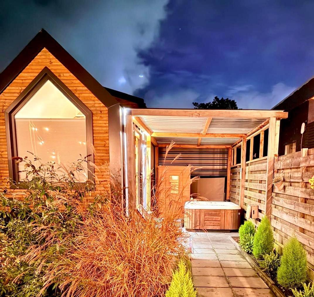 Tiny House With Sauna & Jacuzzi Near Amsterdam Vijfhuizen Bagian luar foto