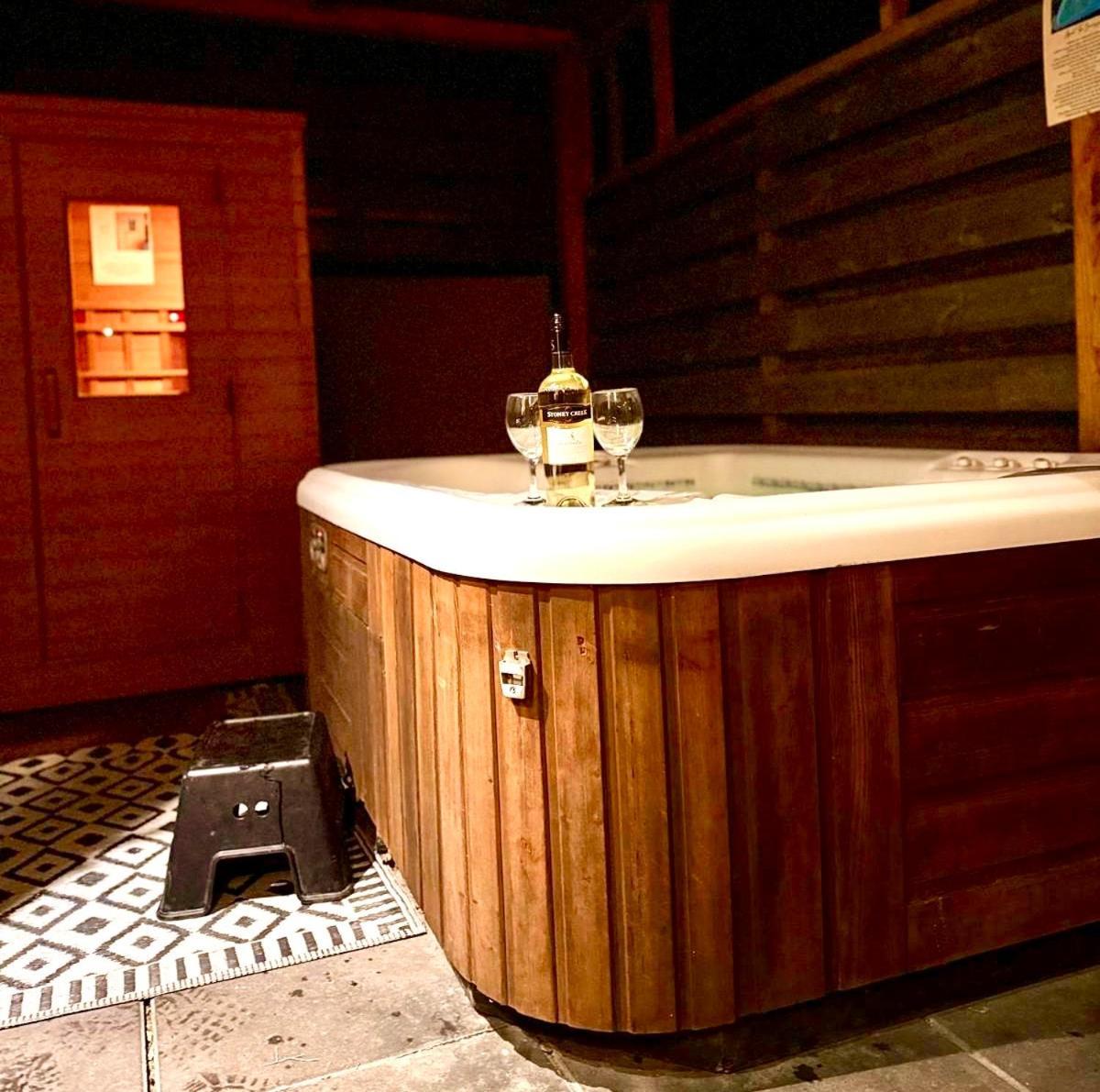 Tiny House With Sauna & Jacuzzi Near Amsterdam Vijfhuizen Bagian luar foto