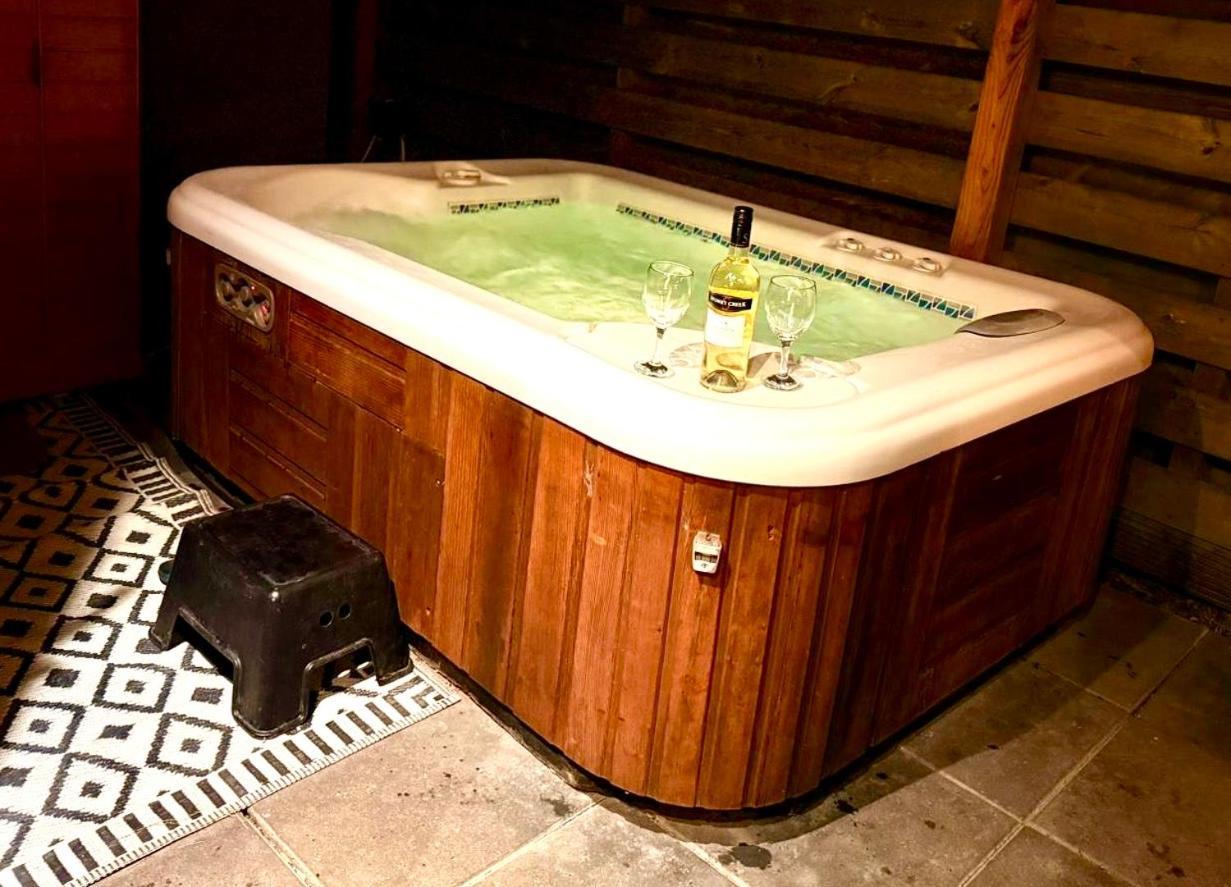 Tiny House With Sauna & Jacuzzi Near Amsterdam Vijfhuizen Bagian luar foto