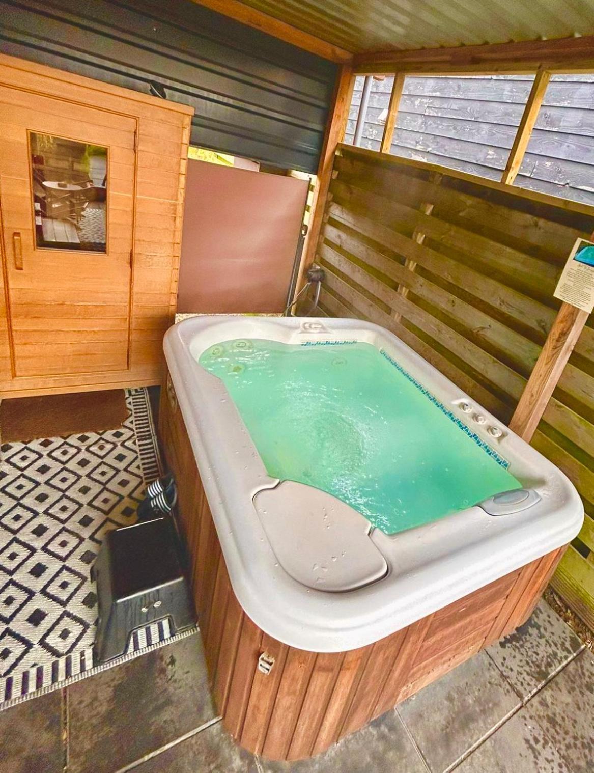 Tiny House With Sauna & Jacuzzi Near Amsterdam Vijfhuizen Bagian luar foto